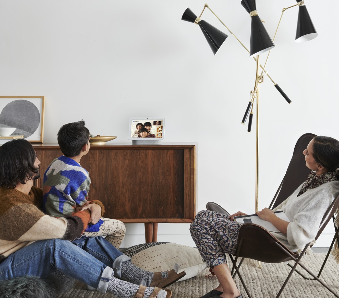 Family doing a Google Meet video call on their Google Nest Hub Max Family doing a Google Meet video call on their Google Nest Hub Max